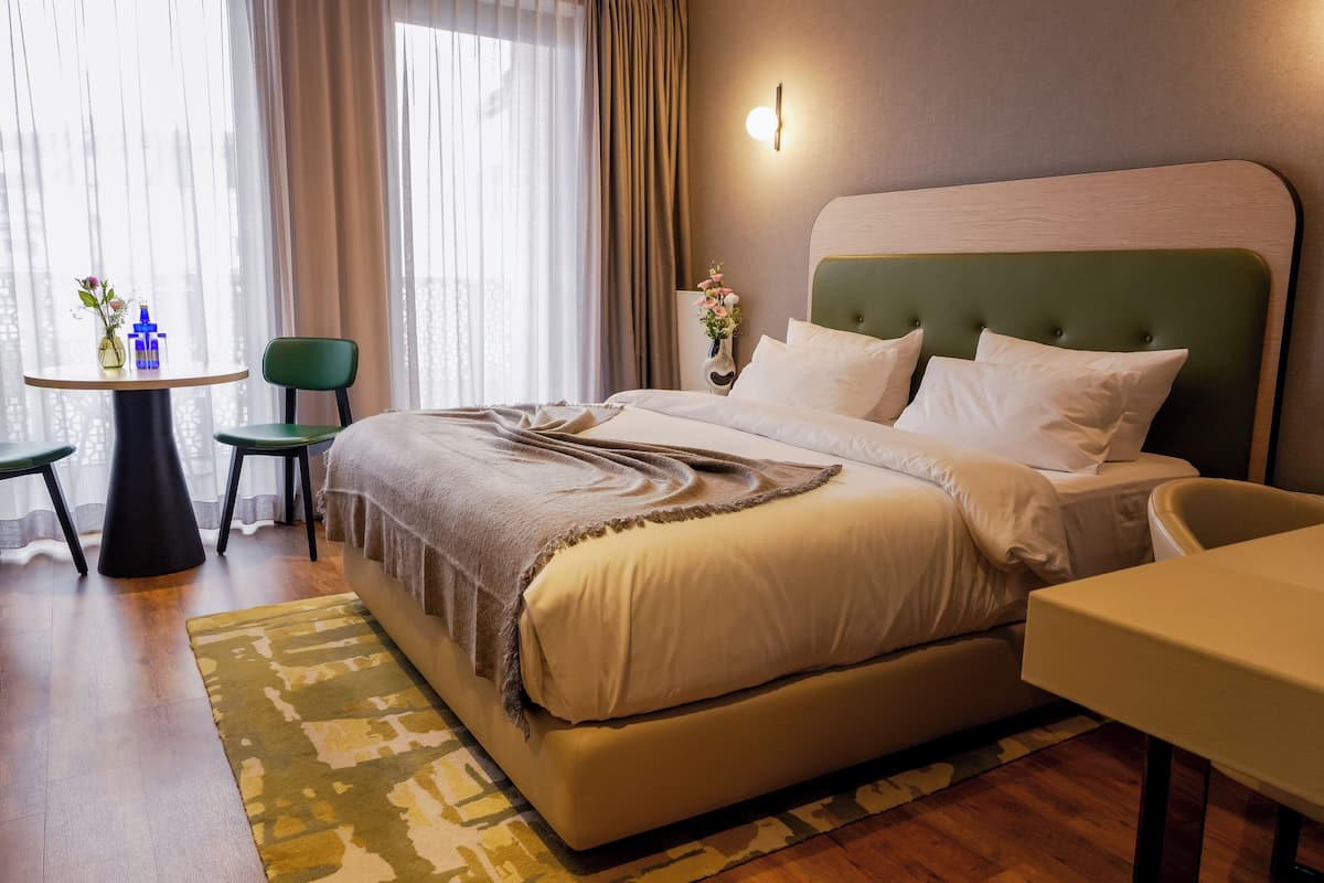 Comfort Studio, 1 King Bed, Balcony