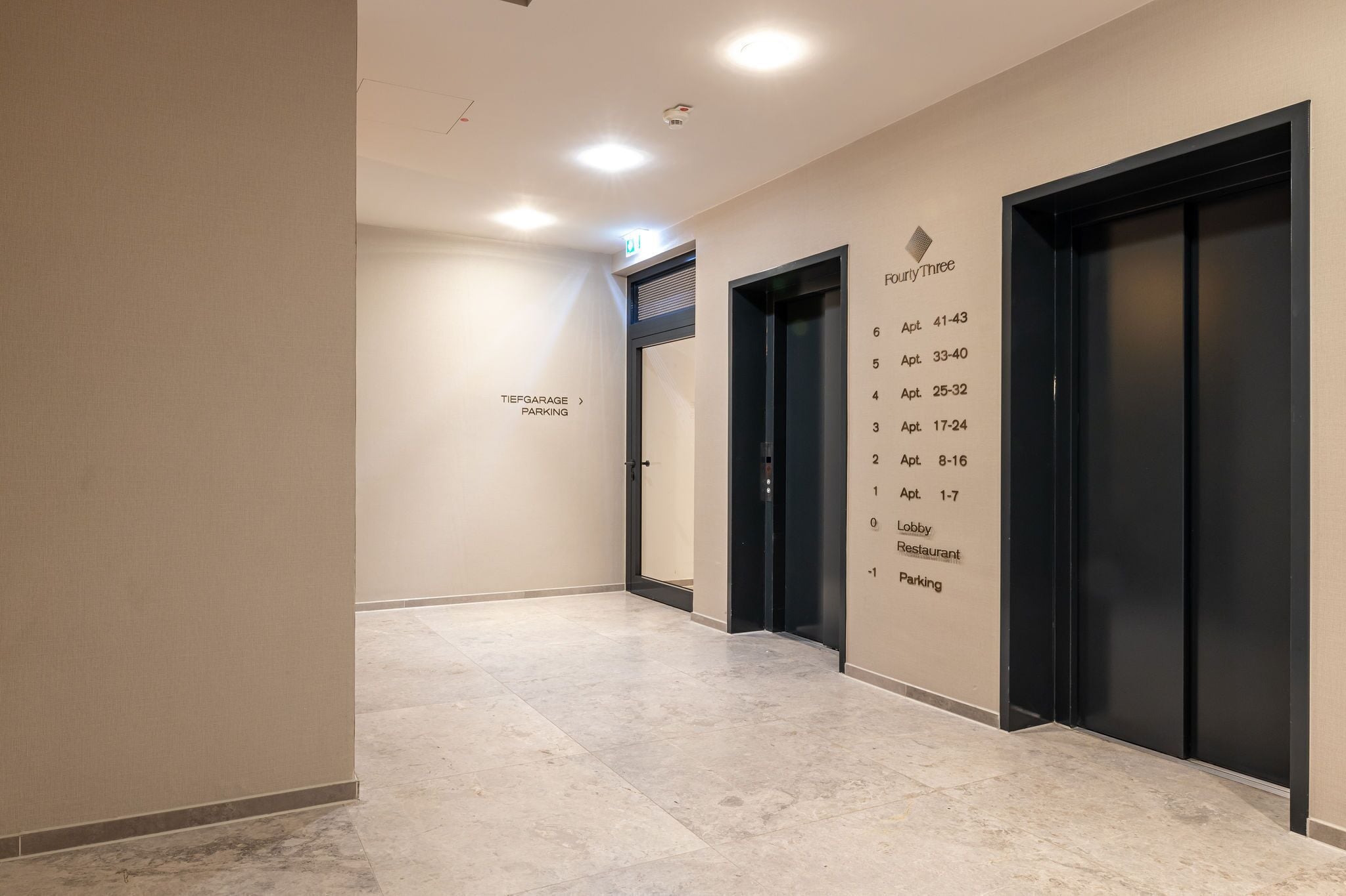 Ein Hotelgang mit einem gut erkennbaren Grundriss, der Parkplätze, Aufzüge und die Lobby zeigt.