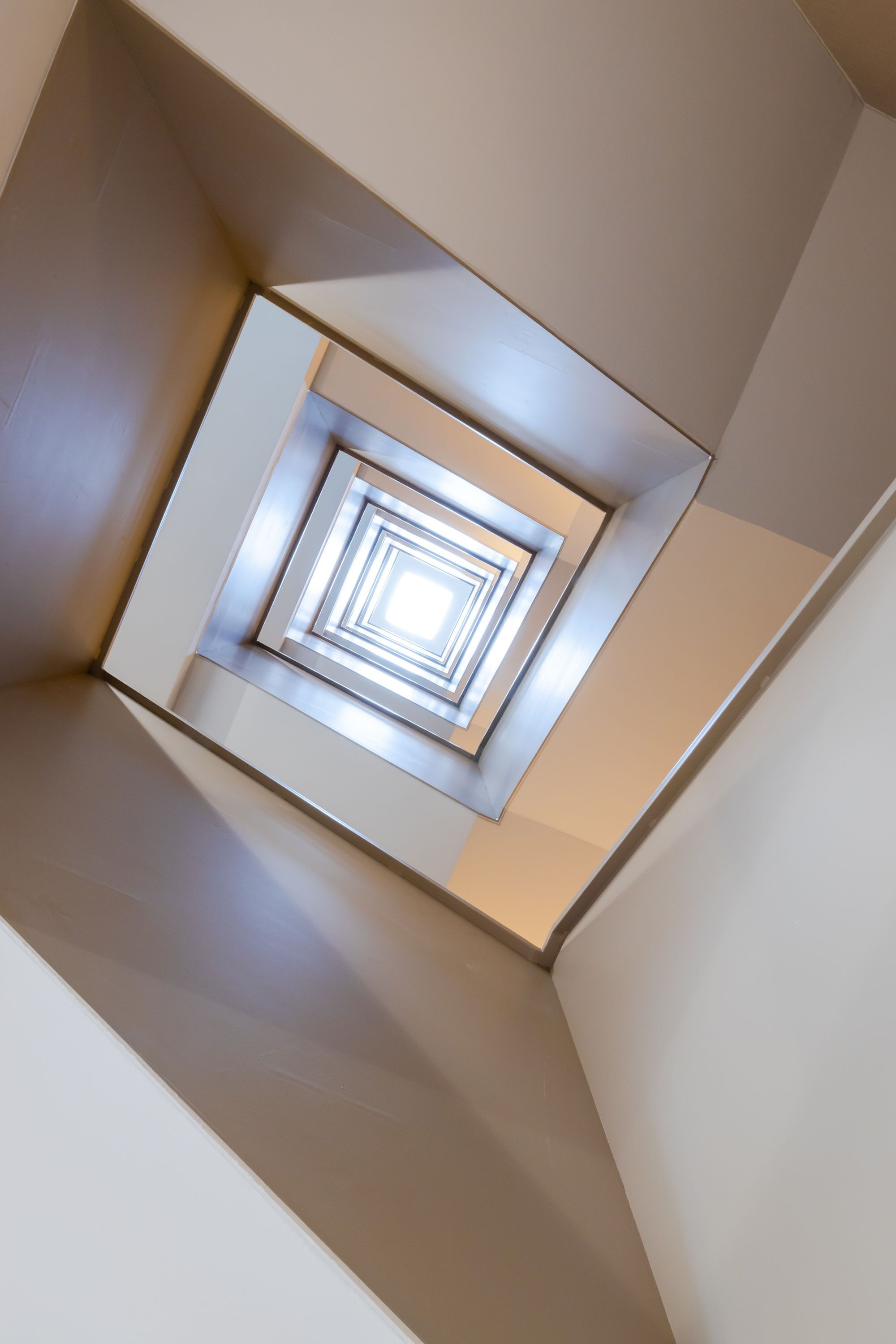 Een spiraaltrap met een geometrisch ontwerp, leidend naar een hoger niveau.