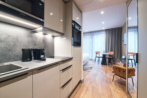 Standard Studio, 1 King Bed, Non Smoking, Kitchen | Private kitchen | Fridge, microwave, oven, stovetop - Fourty Three Luxury Serviced Apartments (Düsseldorf)