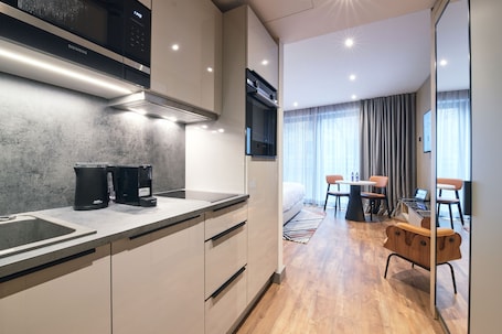 Refrigerador, microondas, horno, placa de cocina
