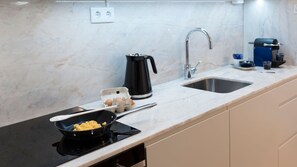 Fridge, microwave, oven, stovetop - Heart of D. Pedro: Blue - by LovelyStay (Porto)