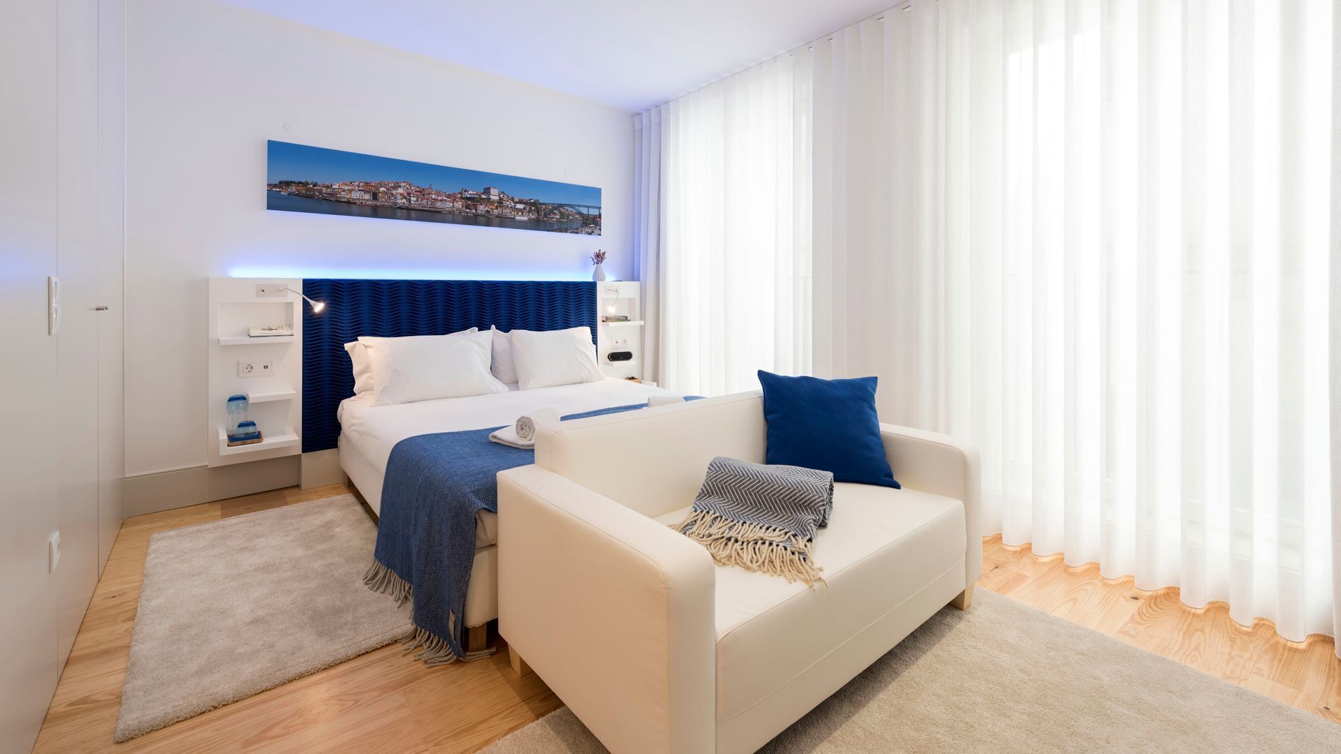 Tabla de planchar con plancha, wifi gratis, ropa de cama