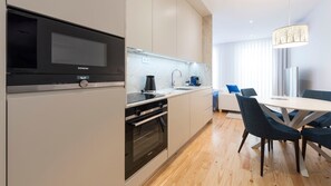 Réfrigérateur, four à micro-ondes, un four, surface de cuisson