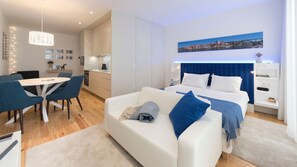 Tabla de planchar con plancha, wifi gratis y ropa de cama 