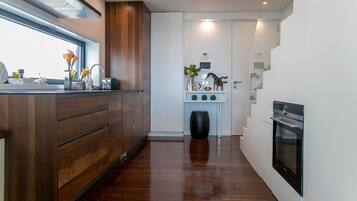 Frigorífico, microondas, horno y placa de cocina