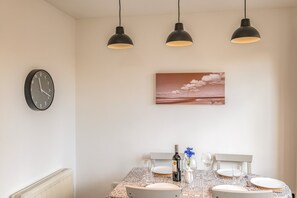 Cottage | Private kitchen | Fridge, dishwasher, electric kettle, toaster - Shrimper's Cottage (Wadebridge)