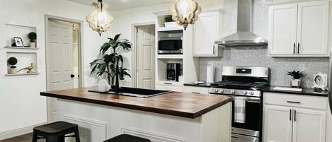 Geladeira, micro-ondas, fogão, cooktop