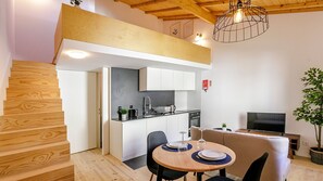Fridge, microwave, oven, stovetop - Vila Burgães - Casa 7 by LovelyStay (Porto)