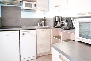 Kühlschrank, Mikrowelle, Herdplatte, Geschirrspüler
