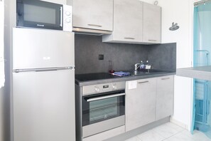 Frigorífico, microondas, horno y placa de cocina
