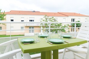 Outdoor dining - Bright flat with communal pool - 10 minutes away from the embankment (Les Sables-d´Olonne)
