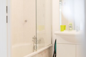 Baignoire, sĂšche-cheveux, serviettes fournies