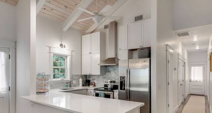 Cottage home/Pool/Pool house for two additional guests.