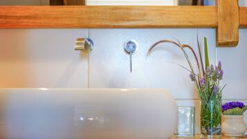 Exclusief huis | Badkamer | Een douche, een bidet, handdoeken