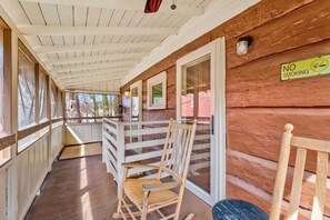 Terrace/patio - 5-min walk 2 Parkway in Gatlinburg ❤️️Historic. Perfect for Multiple Families ⭐️ (Gatlinburg)