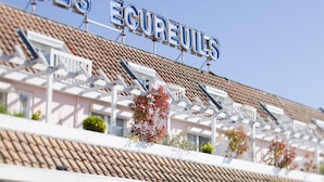 A hotel with balconies, a tiled roof, and a sign reading "LES ECUREUILS". - hotel thermes les Ecureuils (Dax)