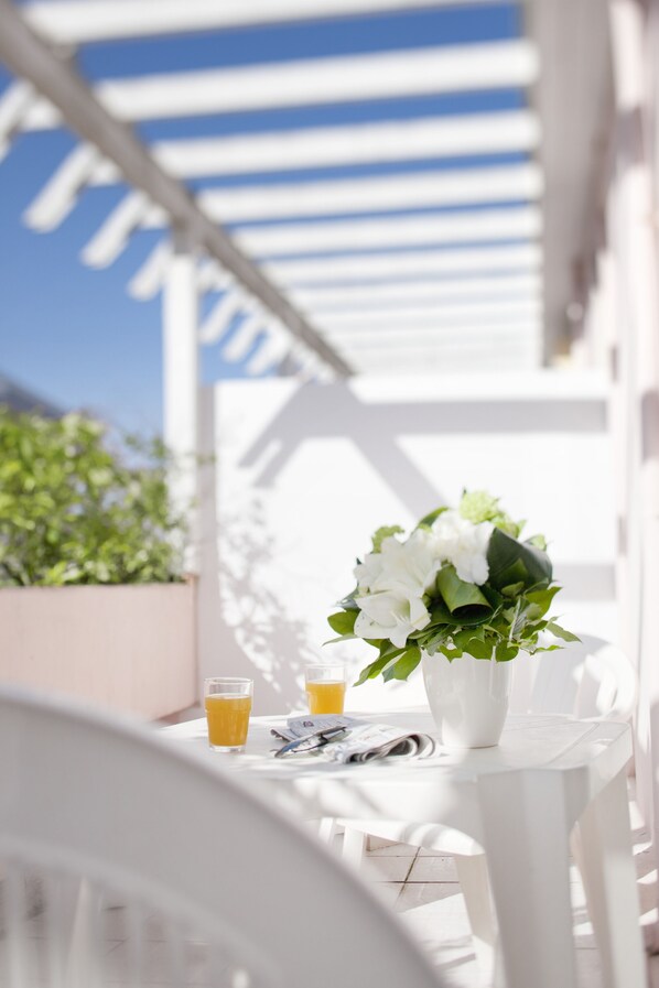 Petit déjeuner continental servi en semaine (8.50 EUR par personne)