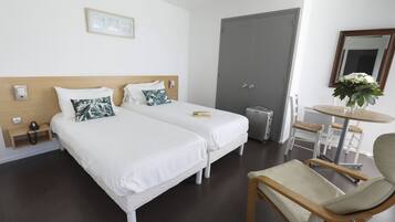 Eenvoudige studio | Woonruimte | Een 17-inch ledtelevisie met digitale zenders en televisie