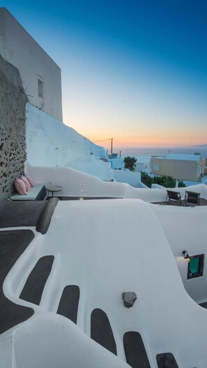 Villa | 2 bedrooms - Two Bedroom Villa With Private Indoor Cave Pool (Santorini)