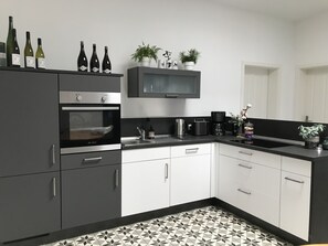 Fridge, oven, stovetop, dishwasher