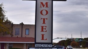 A motel sign with a star logo, indicating a vacancy. - Western Motel (Abilene)