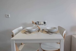 Dining - Peaceful & Sunny Building |One Terrace by HostWise (Porto)