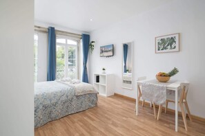 5 bedrooms, iron/ironing board, WiFi, bed sheets - Peaceful & Sunny Building |One Terrace by HostWise (Porto)