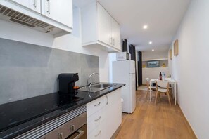 Fridge, microwave, oven, stovetop - Peaceful & Sunny Building |One Terrace by HostWise (Porto)