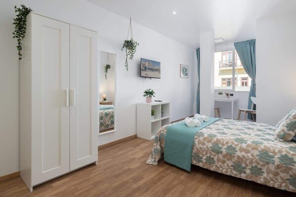 5 bedrooms, iron/ironing board, WiFi, bed sheets