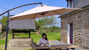 Outdoor dining - Au coin du châtaignier (Saint-Georges-de-Reintembault)
