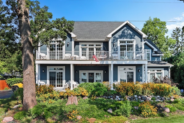 Exterior - THE ULTIMATE 6 BEDROOM LAKEHOUSE (Lake Geneva)