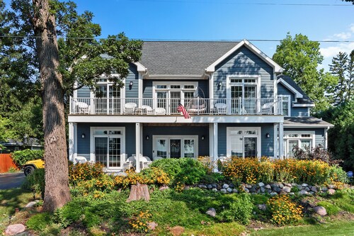 THE ULTIMATE 6 BEDROOM LAKEHOUSE