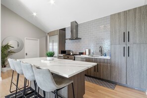 Fridge, microwave, oven, stovetop - THE ULTIMATE 6 BEDROOM LAKEHOUSE (Lake Geneva)