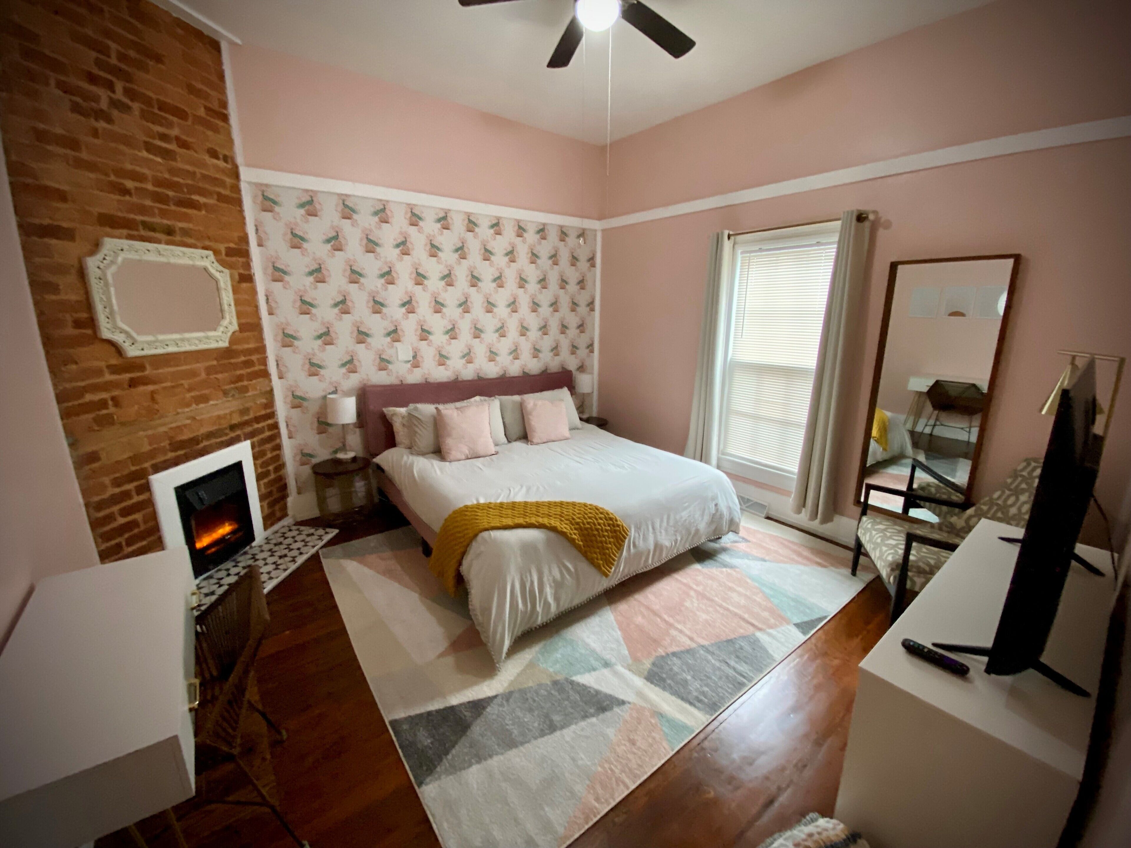 Cozy Victorian in the Center of downtown Morganton (Dog Friendly!)