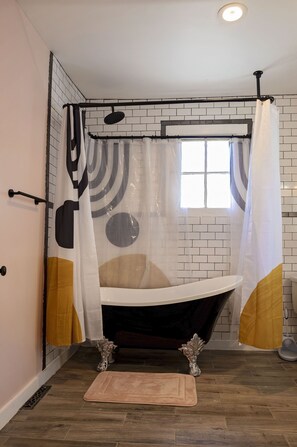 Duschwanne, Haartrockner, Handtücher, Toilettenpapier