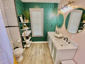 Bañera con ducha, secador de pelo, toallas, papel higiénico