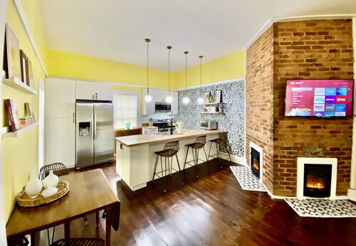 Cozy Victorian in the Center of downtown Morganton (Dog Friendly!)