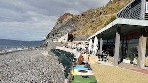 Ein Küstenhaus mit Außenbereich und Meerblick.