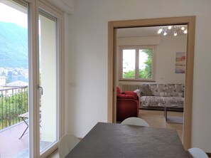 Lägenhet | Vardagsrum | 40-tums platt-tv med kabelkanaler och tv