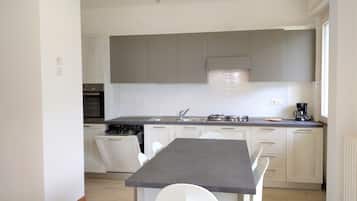 Appartamento | Cucina privata | Frigorifero con congelatore, microonde, forno, piano cottura