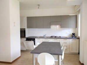 Departamento | Cocina privada | Refrigerador con congelador, microondas, horno y parrilla de estufa 