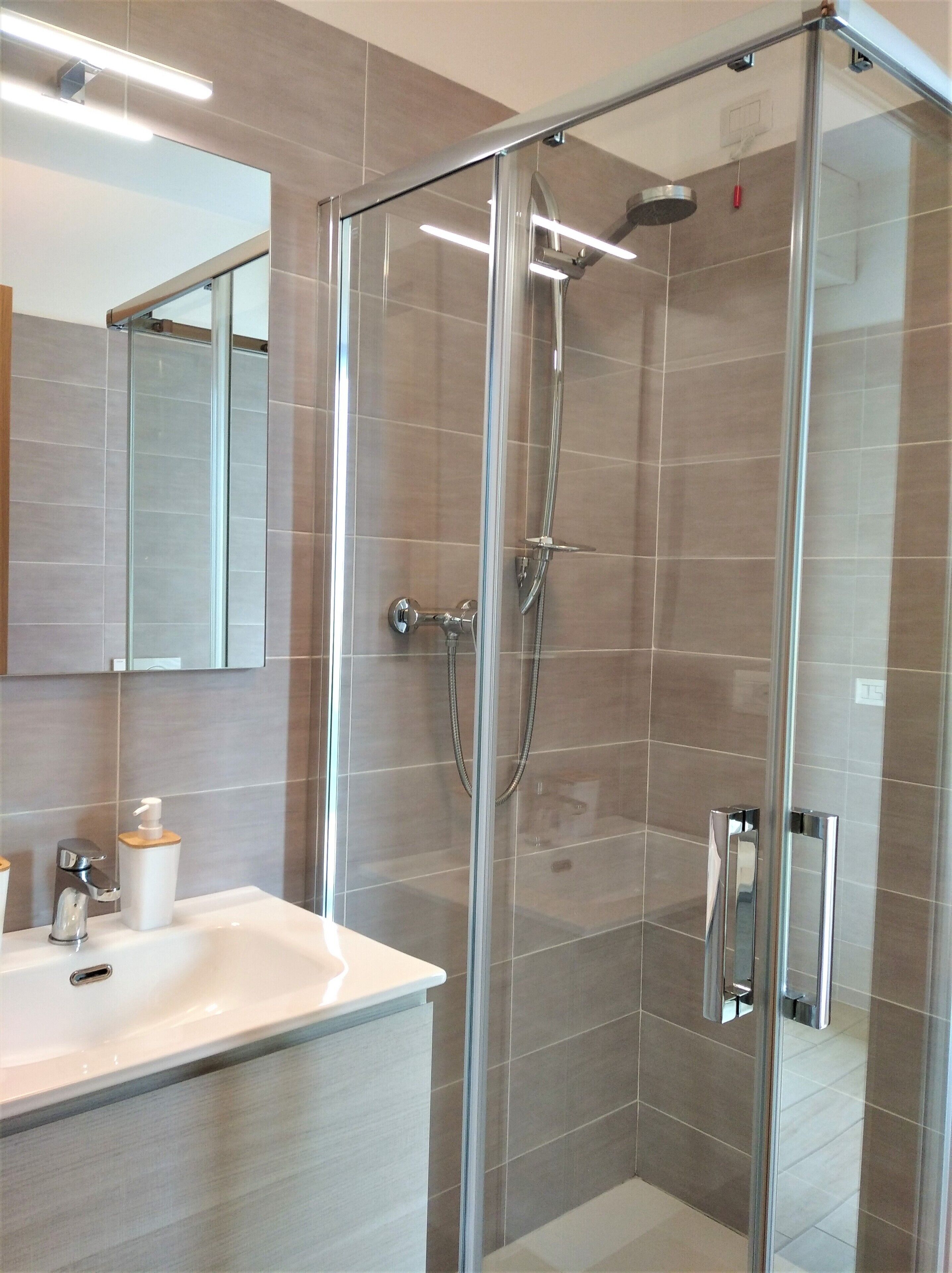Apartment | Badezimmer | Dusche, Regendusche, kostenlose Toilettenartikel, Haartrockner