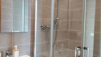 Apartment | Badezimmer | Dusche, Regendusche, kostenlose Toilettenartikel, Haartrockner