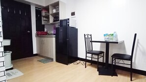 KĂŒhlschrank, Mikrowelle, Ofen, Herdplatte