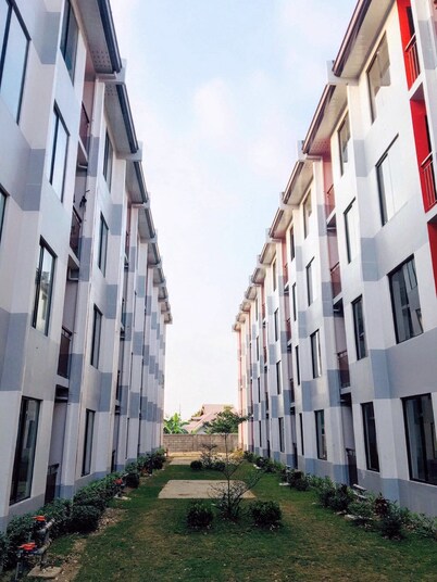 Relaxing 1-Bedroom Condo Unit (by Lee Portum)