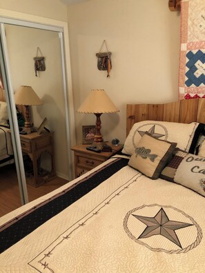 1 غرفة نوم وخدمة الإنترنت وملاءات أسرّة