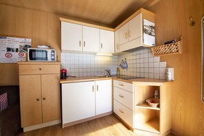 Kühlschrank, Mikrowelle, Herdplatte, Wasserkocher mit Kaffee-/Teezubehör