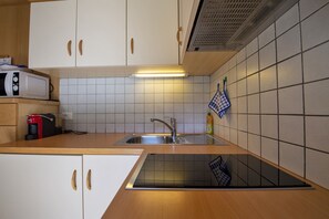 Réfrigérateur, micro-ondes, cafetière/bouilloire, bouilloire électrique