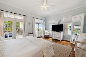 2 slaapkamers, een bureau, een strijkplank/strijkijzer, reisbedje